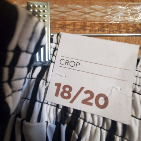 LANE BRYANT NWT WIDE LEGS PULL ON . SZ 18/20 BLACK WHITE STRIPES. CROP - Picture 5 of 11